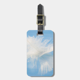 Etiqueta De Bagagem A pena branca reflete sobre a água  Seabeck, WA