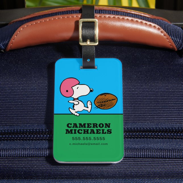 Etiqueta De Bagagem Amendoins | Snoopy Football Kicker (Frente Insitu 2)