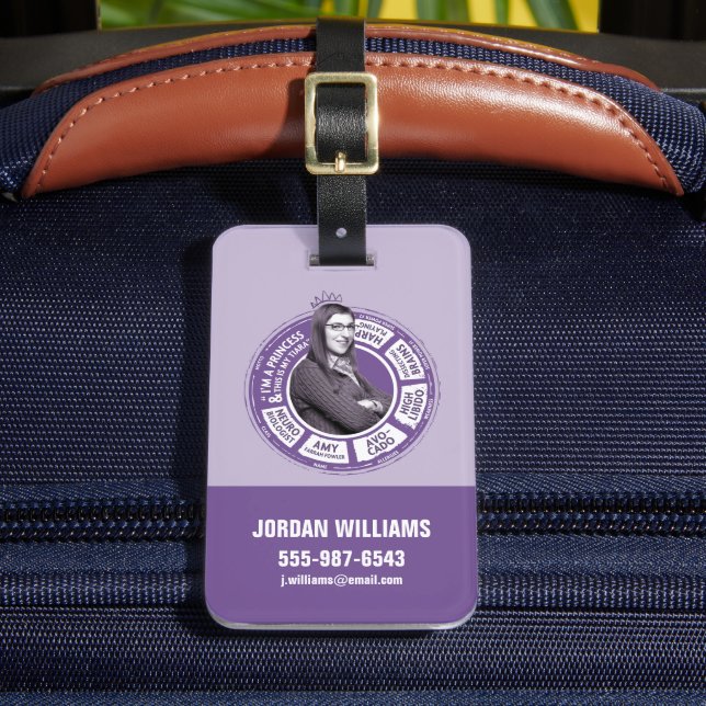 Etiqueta De Bagagem Amy Farrah Fowler Info Graphic (Frente Insitu 2)