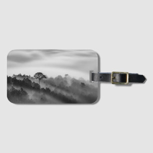 Etiqueta De Bagagem Árvore grande na floresta do pinho na névoa