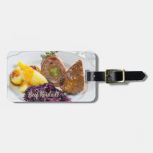 Aves de capoeira com batatas e cozinha vermelha de