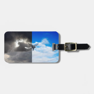Etiqueta De Bagagem Avião voando do céu tempestuoso para o céu azul