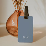 Etiqueta De Bagagem Azul empoeirado | Monograma moderno<br><div class="desc">Este moderno design de etiqueta de bagagem minimalista apresenta um fundo azul,  ligeiramente empoeirado,  com as suas iniciais em negrito texto branco para um aspecto simples e na moda,  mas profissional.</div>