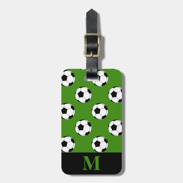 Etiqueta De Bagagem Bolas de futebol preto-branco, monograma, verde (Frente Vertical)