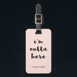 Etiqueta De Bagagem Bolinhas de cor rosa suave para Viagem | Estou for<br><div class="desc">Esta etiqueta de bagagem de na moda apresenta um fundo cor-de-rosa com bolinhas brancas,  e a frase "estou fora daqui" na tipografia moderna. Personalize com seu nome e informações de contato.</div>
