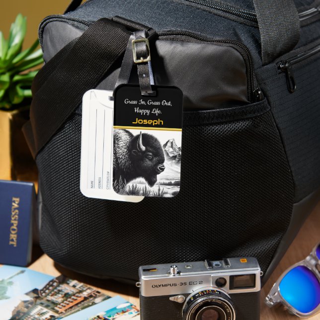 Etiqueta De Bagagem Búfalo Majestoso Pastando Perto de Montanhas Ásper (Frente e Verso)