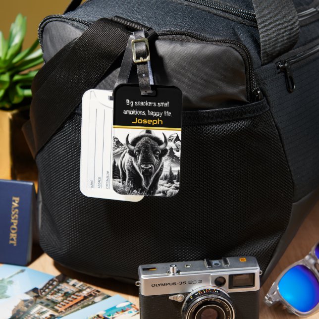 Etiqueta De Bagagem Búfalo Ousado Contra Montanha (Frente e Verso)