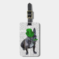 Buldogue francês com chapéu verde e bigode