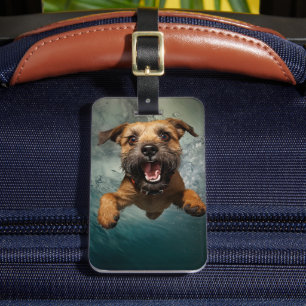 Etiqueta De Bagagem Cachorro Brincalhão Nadando Embaixo d'Água Design