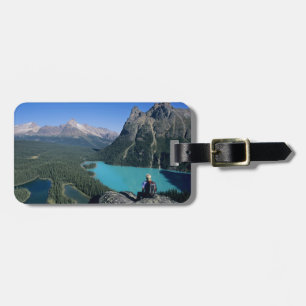 Etiqueta De Bagagem Caminhante com vista para o lago de cor turquesa