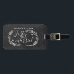 Etiqueta De Bagagem Casamento Floral Garland, desenhado à mão<br><div class="desc">Apresentando ilustrações florais rústicas desenhadas à mão e roteiro de na moda num fundo de chalkboardt. Personalize com seus nomes e informações de endereço. Projetado por Thisnotme©</div>