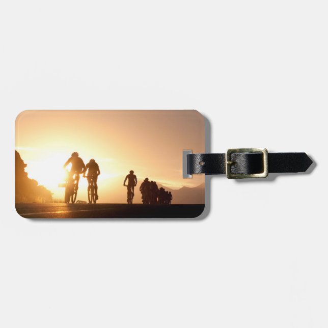 Etiqueta De Bagagem Cavaleiros De Bicicleta Montanha Se Levantam Sobre (Frente Horizontal)