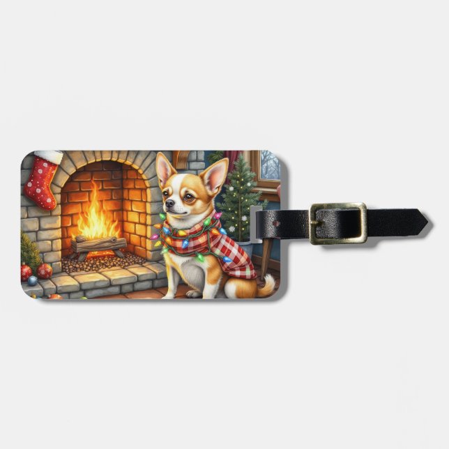 Etiqueta De Bagagem Chihuahua Sitting Fireplace with Christmas Lights (Frente Horizontal)