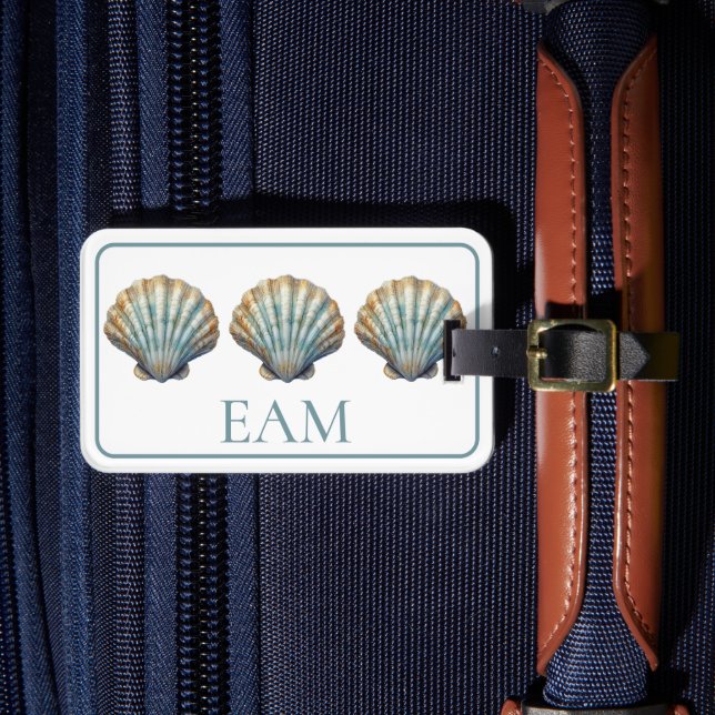 Etiqueta De Bagagem Coastal Blue Scallop Seashell Monogram (Frente Insitu 4)