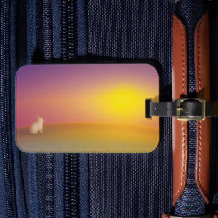 Etiqueta De Bagagem Coelho Branco Bonito no Monte Grassy no nascer do