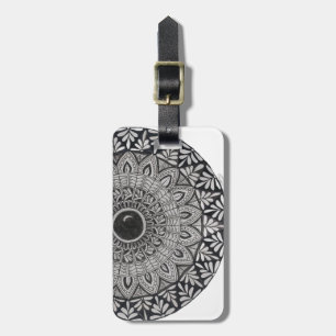 Etiqueta de bagagem com desenho de mandala monocro