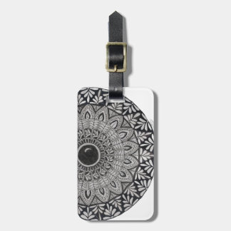 Etiqueta de bagagem com desenho de mandala monocro
