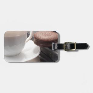 Etiqueta De Bagagem Copo branco do chocolate quente e dos biscoitos