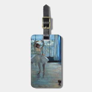 Etiqueta De Bagagem Dançarino de Edgar Degas   na frente de uma janel