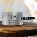 Etiqueta De Bagagem Elegante Metálico Bruto de Prata Monograma<br><div class="desc">Apresentando nossa etiqueta de bagagem Elegante Metálica Bruta em Monograma: Eleve sua experiência de viagem com esse sofisticado acessório. Feito de material metálico escovado, essa etiqueta de bagagem exude elegância e estilo. O design do monograma acrescenta um toque personalizado, fazer é fácil identificar sua bagagem enquanto adiciona um toque de...</div>
