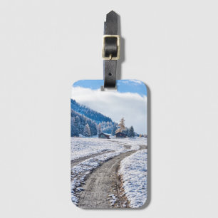 Etiqueta De Bagagem Estrada de terra na terra da neve, cumes europeus