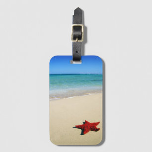 Etiqueta De Bagagem Estrela do mar vermelha na praia branca da areia