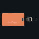Etiqueta De Bagagem Favor de nome de script rosa e laranja personaliza<br><div class="desc">Esta etiqueta para bagagem apresenta um nome simples em rosa sobre um fundo laranja com informações de contato no verso. O design minimalista funciona para casamentos de destino, viagens de despedida de solteira ou para agradecer a sua equipe de noiva. Perfeito para noivas que desejam acessórios de viagem coordenados para...</div>