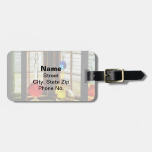 Etiqueta De Bagagem Garrafas Coloridas na Janela da Farmácia