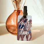 Etiqueta De Bagagem Girls Trip | Script de tendências com código QR e<br><div class="desc">Esta etiqueta de bagagem de na moda é perfeita para sua viagem de meninas, fim de semana de solteira, ou qualquer outra viagem com seus namoradas! O roteiro casual de Trendy diz "viagem de meninas" com um coração desenhado à mão como uma sobreposição na sua foto pessoal favorita. A parte...</div>
