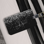 Etiqueta De Bagagem Glam Black Silver Glitter Monograma<br><div class="desc">Etiqueta De Bagagem De Monograma Elegante De Lata De Prata Preta-Glam. Personalize facilmente este design de etiqueta de mala-chic com elegante brilho prateado num fundo preto. O design apresenta seu monograma manuscrito com espirais bonito e seu nome.</div>