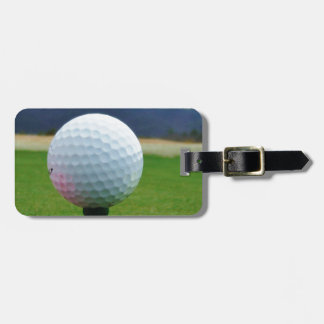 Etiqueta De Bagagem Golf Ball em um campo de golfe na montanha