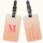Etiqueta De Bagagem Gradiente de Pêssego do Nome Inicial do Monograma<br><div class="desc">Design inicial do monograma minimalista de tipografia minúscula moderna que pode ser mudado para personalizar,  juntamente com os detalhes no sentido inverso. Pêssego de fundo.</div>