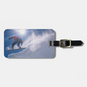 Etiqueta De Bagagem Homem saltando de uma grande cornija de snowboard
