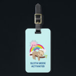 Etiqueta De Bagagem Ilustração Funny Ativada no Modo Lúteo<br><div class="desc">Etiqueta de bagagem personalizada com uma ilustração com uma preguiça castanha engraçada e feliz pairando em um galho de árvore. Um arco-íris colorido atrás dele junto com um sol rosa pairando sobre a cabeça. Bonita, adorável e moda. Um pouco de humor com o texto dizendo: Modo Leve Ativado. Pode ser...</div>