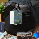 Etiqueta De Bagagem Lírios de Claude Monet, Flores Vintage<br><div class="desc">Lírios (1916), por Claude Monet. Water Lily é uma pintura floral de arte impressionista vintage. Jardim de flores da primavera Monet em Giverny, França. Esta paisagem é uma das muitas variações das pinturas de lírio-d'água que Monet pintou por seu lago. Sobre o artista: Claude Monet (1840-1926) foi o fundador do...</div>