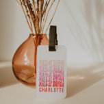 Etiqueta De Bagagem Madrinha de casamento Cor-de-rosa moderna, retrato<br><div class="desc">Madrinha de casamento rosa e cinta vermelha retrorando fraternamente as frentes legal dos anos 60,  despedida de solteira festas de fim de semana a favor da etiqueta de bagagem.</div>