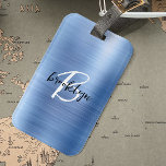 Etiqueta De Bagagem Monograma branco preto branco azul esmagado metáli<br><div class="desc">Esta elegante etiqueta de bagagem personalizada apresenta um monograma e primeiro nome em uma escrita moderna a preto e branco sobre um fundo de metal esfregado azul-vírgula.</div>