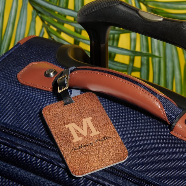 Etiqueta De Bagagem Monograma Chic Brown Leather Name Script Modern (Frente Insitu 1)