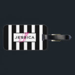 Etiqueta De Bagagem Monograma das faixas preto e branco moderno<br><div class="desc">Padrões de listras brancas e pretas elegantes. Etiquetas de bagagem totalmente personalizáveis. Se precisar de ajuda para personalizar qualquer um dos meus designs,  entre em contato com o designer do ArtOnWear. Formatação de texto livre com ajuda ao vivo disponível por solicitação.</div>