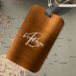 Etiqueta De Bagagem Monograma de Script Metal Bruto Laranja Queimado<br><div class="desc">Esta elegante etiqueta de bagagem personalizada apresenta um monograma e primeiro nome em um rodado branco e bege moderno em um fundo de metal esfregado de cor laranja ardente.</div>