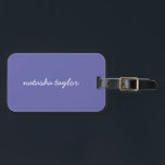 Etiqueta De Bagagem Monograma de Script Purple Muito Peri Moderno da T<br><div class="desc">Prepare-se para as próximas férias ou viagem de negócios com esta Tag de Monograma de Letras de Script Puro Muito Moderno da Tendy Modern. Pode ser personalizado com o nome escolhido na frente e os detalhes de contato no verso.</div>