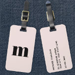 Etiqueta De Bagagem Monograma inicial cor-de-rosa<br><div class="desc">Design inicial do monograma minimalista de tipografia minúscula moderna que pode ser mudado para personalizar,  juntamente com os detalhes no sentido inverso. Preto sobre um fundo cor-de-rosa pálido.</div>
