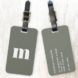 Etiqueta De Bagagem Monograma inicial verde<br><div class="desc">Design inicial do monograma minimalista de tipografia minúscula moderna que pode ser mudado para personalizar,  juntamente com os detalhes no sentido inverso. Branco sobre um fundo verde sábio.</div>