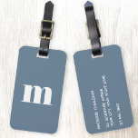 Etiqueta De Bagagem Monograma Moderno Cinza Azul Derrante Inicial<br><div class="desc">Design inicial do monograma minimalista de tipografia minúscula moderna que pode ser mudado para personalizar,  juntamente com os detalhes no sentido inverso. Branco sobre uma cinza azul empoeirada.</div>