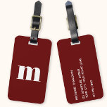 Etiqueta De Bagagem Monograma Moderno Inicial<br><div class="desc">Design inicial do monograma minimalista de tipografia minúscula moderna que pode ser mudado para personalizar,  juntamente com os detalhes no sentido inverso. Branco sobre um fundo vermelho burguês.</div>