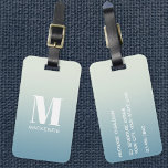 Etiqueta De Bagagem Monograma Moderno Nome Inicial Gradiente Aqua Teal<br><div class="desc">Design inicial do monograma minimalista de tipografia minúscula moderna que pode ser mudado para personalizar,  juntamente com os detalhes no sentido inverso. Branco sobre um fundo de gradiente para aqua oceano.</div>