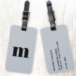Etiqueta De Bagagem Monograma Moderno Pó Inicial Azul<br><div class="desc">Design inicial do monograma minimalista de tipografia minúscula moderna que pode ser mudado para personalizar,  juntamente com os detalhes no sentido inverso. Preto sobre fundo azul poeirento.</div>