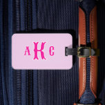 Etiqueta De Bagagem Monograma personalizado, cor-de-rosa e lilás<br><div class="desc">Um pinginho rosa e um monograma de bagagem personalizada. Fácil de personalizar. Faz um presente de excelente para amigos,  família,  damas de honra,  colegas de trabalho,  estudantes universitários,  viajantes e muito mais.</div>