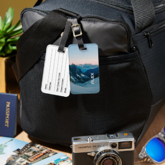 Etiqueta De Bagagem Montanha Com Capas De Neve Sob Céu Célere