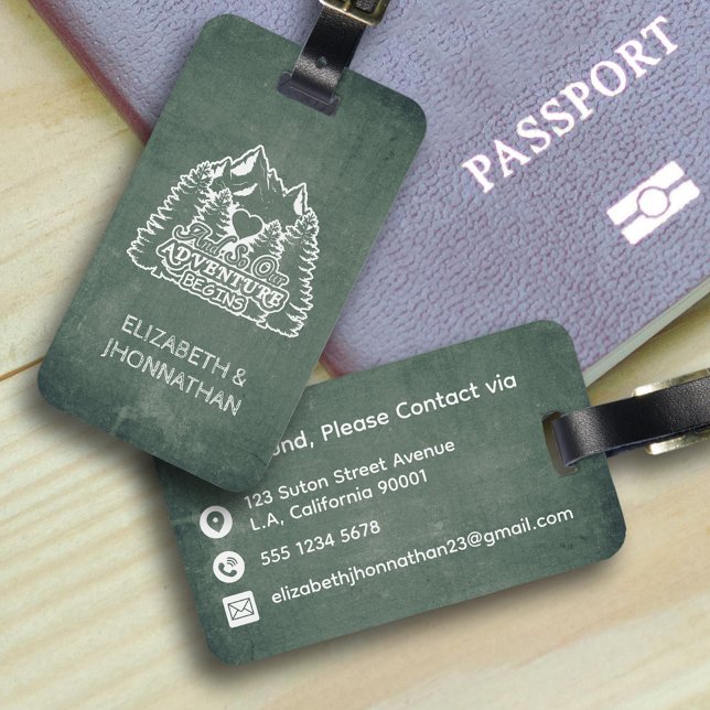 Etiqueta De Bagagem Montanhas Aventura Começa Viagem de Quadro Verde (Criador carregado)